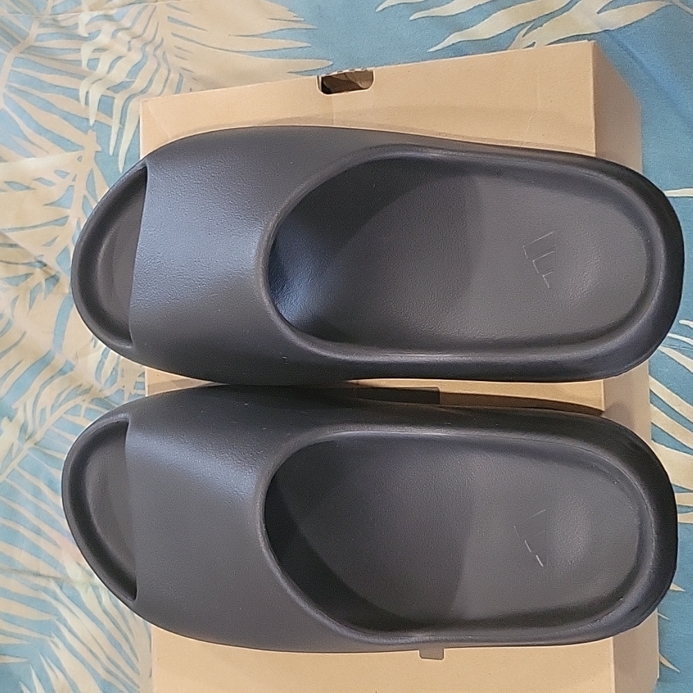 Yeezy slides onxy